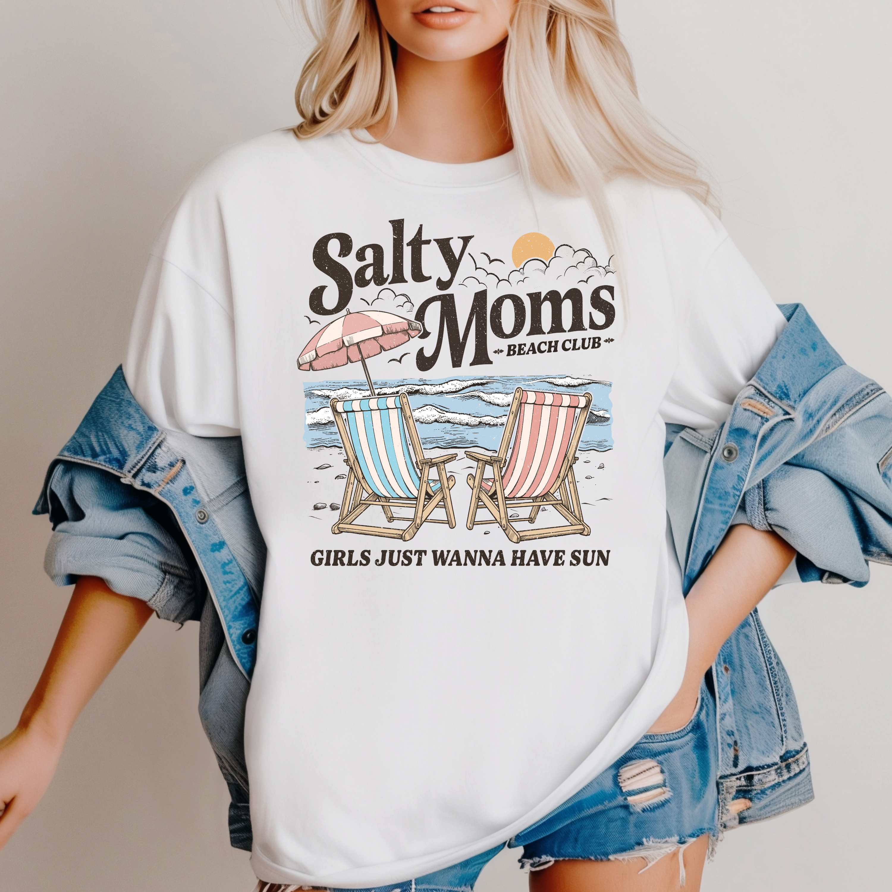 'SALTY MOM'S BEACH CLUB-GIRLS JUST WANNA HAVE SUN' - Unisex T-Shirt