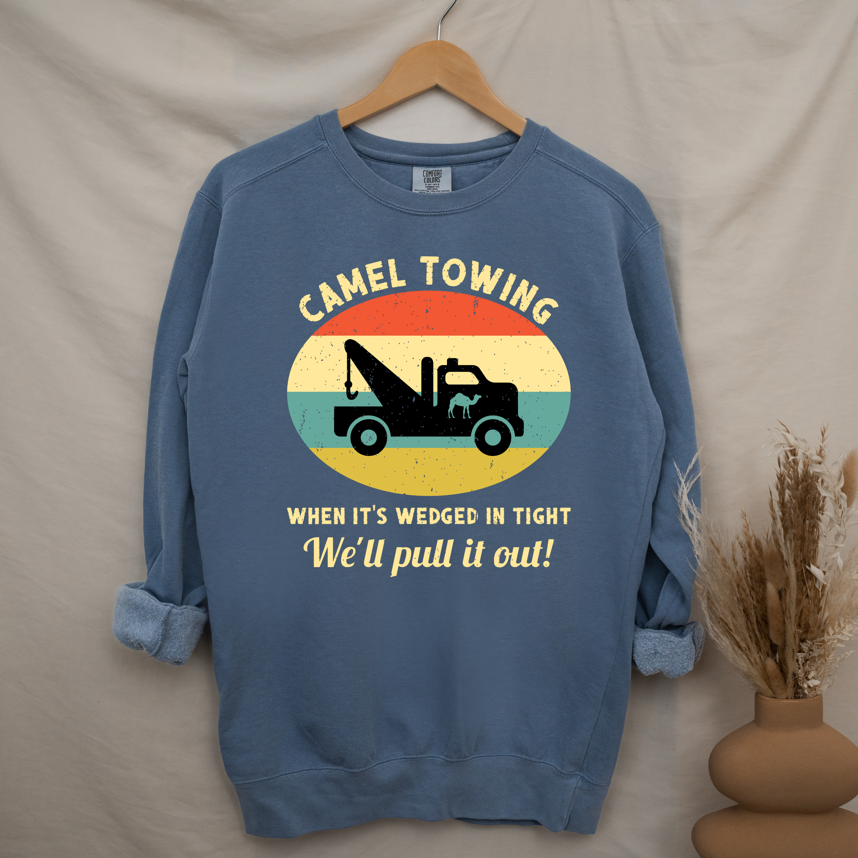 'CAMEL TOWING-WHEN IT'S WEDGED IN TIGHT WE'LL PULL IT OUT' - Unisex Sweatshirt