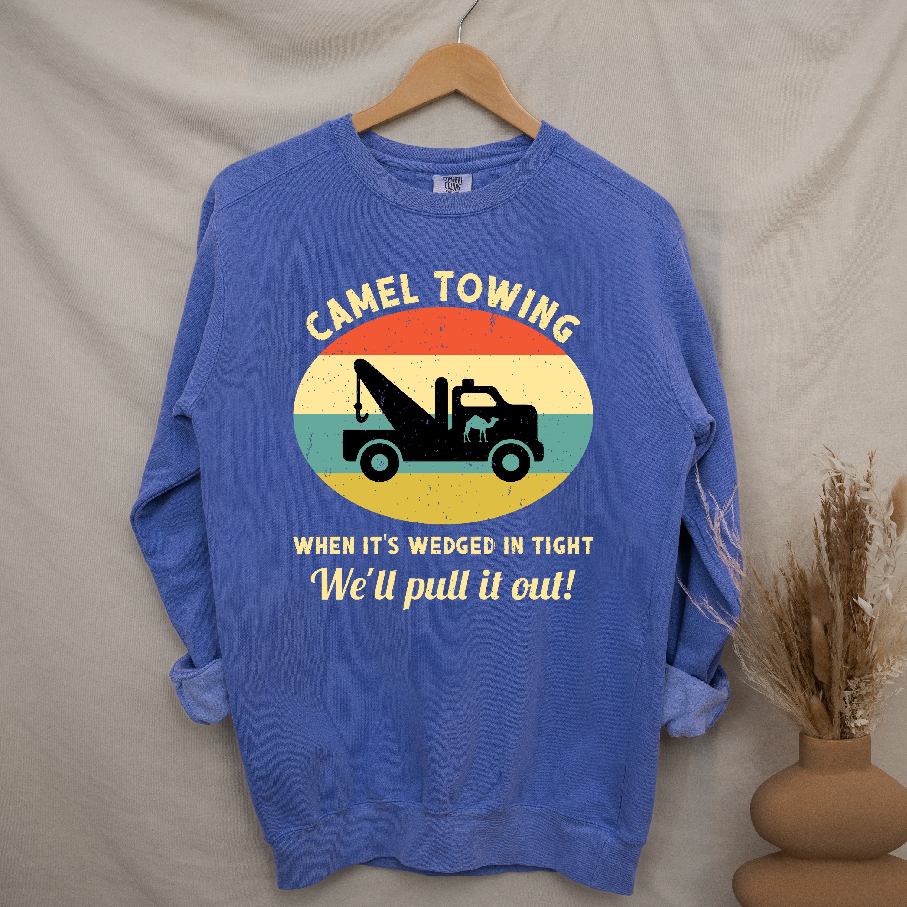 'CAMEL TOWING-WHEN IT'S WEDGED IN TIGHT WE'LL PULL IT OUT' - Unisex Sweatshirt