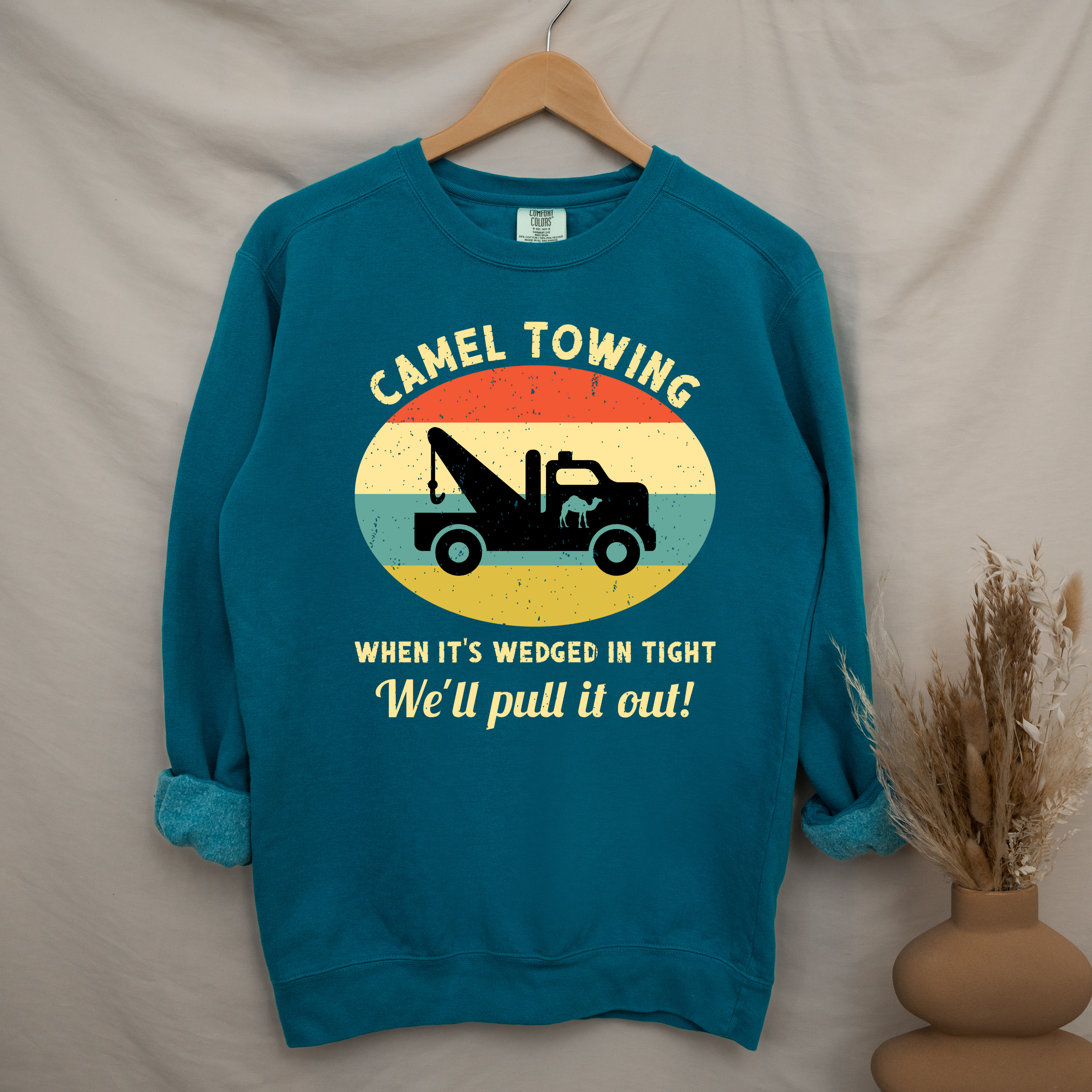'CAMEL TOWING-WHEN IT'S WEDGED IN TIGHT WE'LL PULL IT OUT' - Unisex Sweatshirt