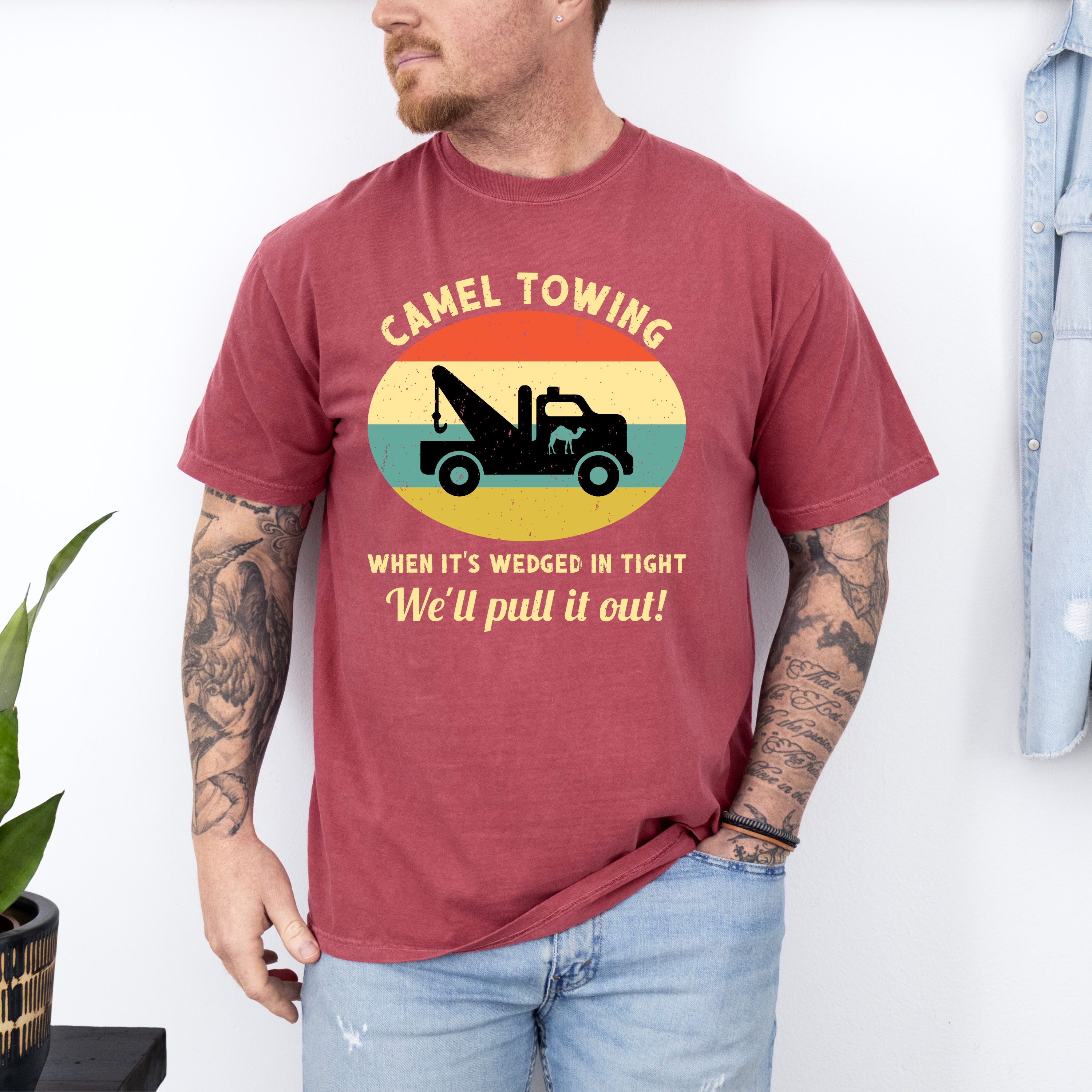 'CAMEL TOWING-WHEN IT'S WEDGED IN TIGHT, WE'LL PULL YOU OUT' - Unisex T-Shirt