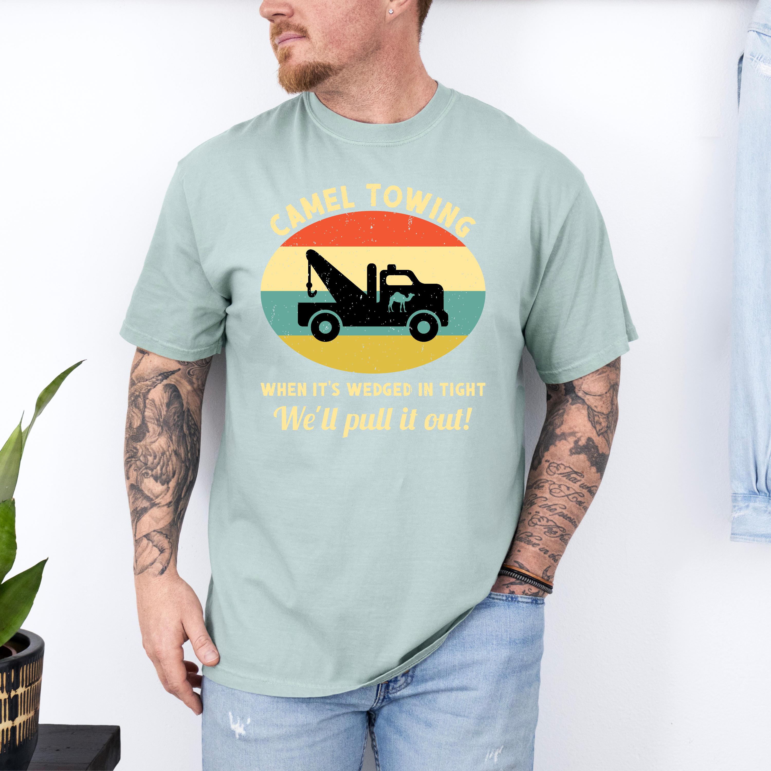 'CAMEL TOWING-WHEN IT'S WEDGED IN TIGHT, WE'LL PULL YOU OUT' - Unisex T-Shirt