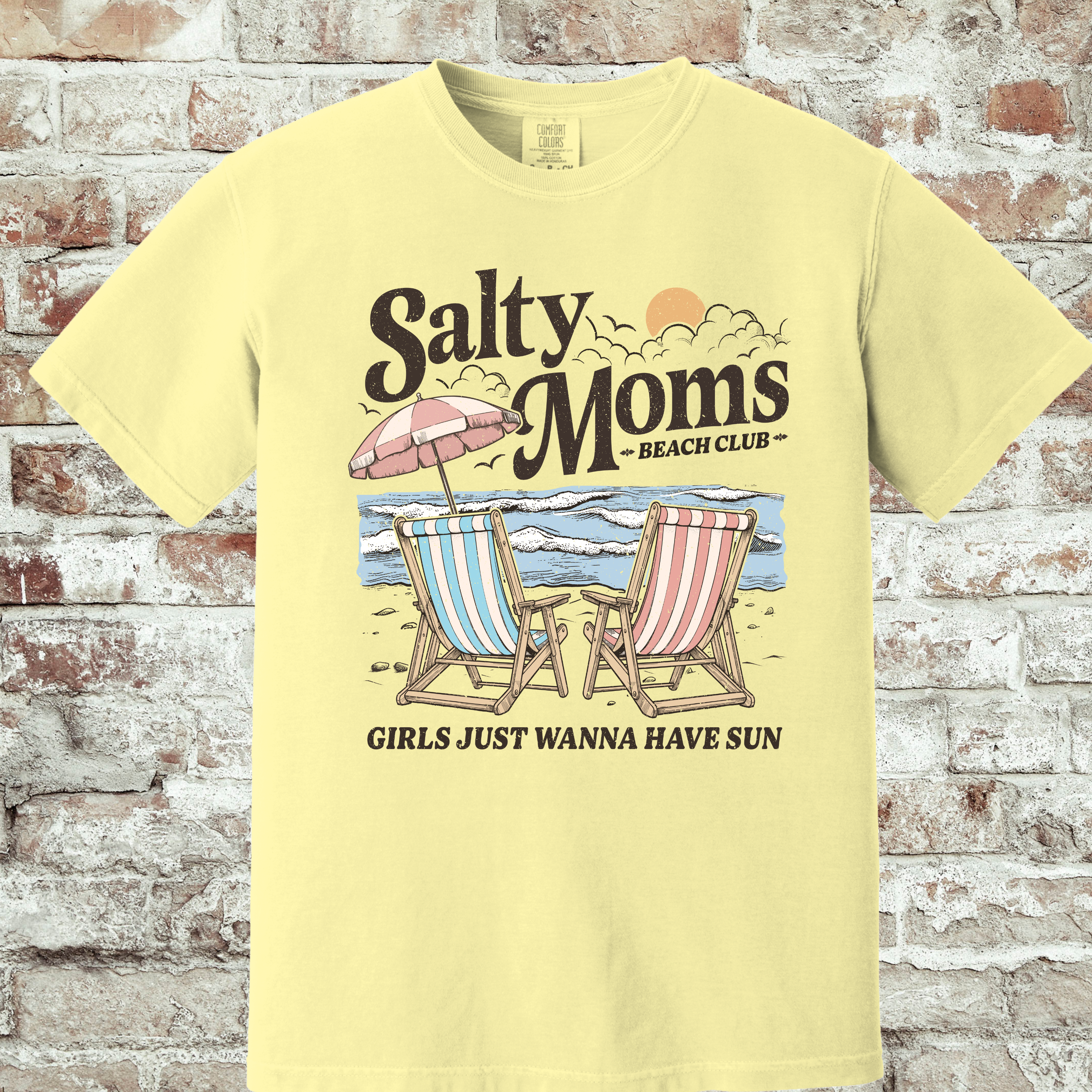 'SALTY MOM'S BEACH CLUB-GIRLS JUST WANNA HAVE SUN' - Unisex T-Shirt