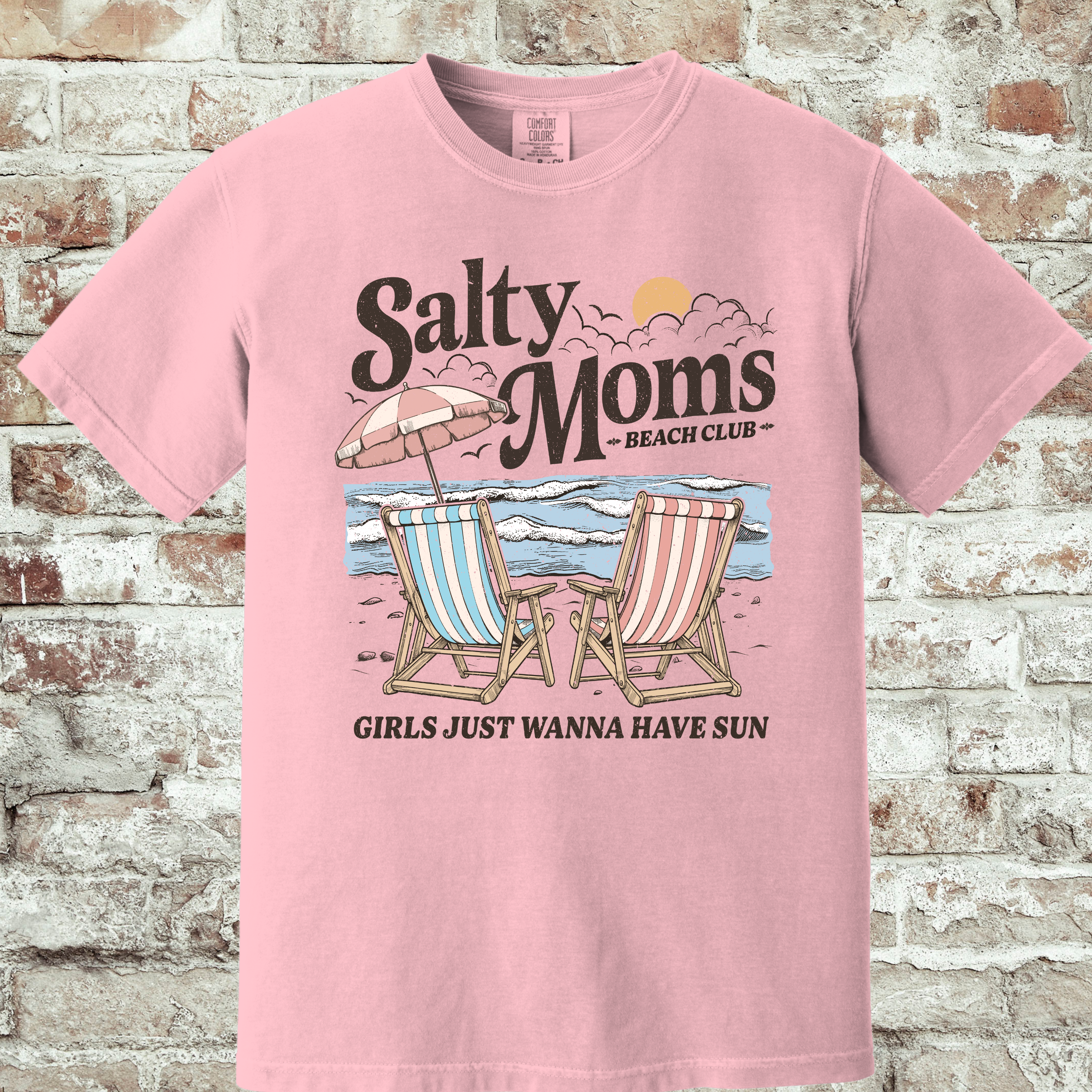 'SALTY MOM'S BEACH CLUB-GIRLS JUST WANNA HAVE SUN' - Unisex T-Shirt