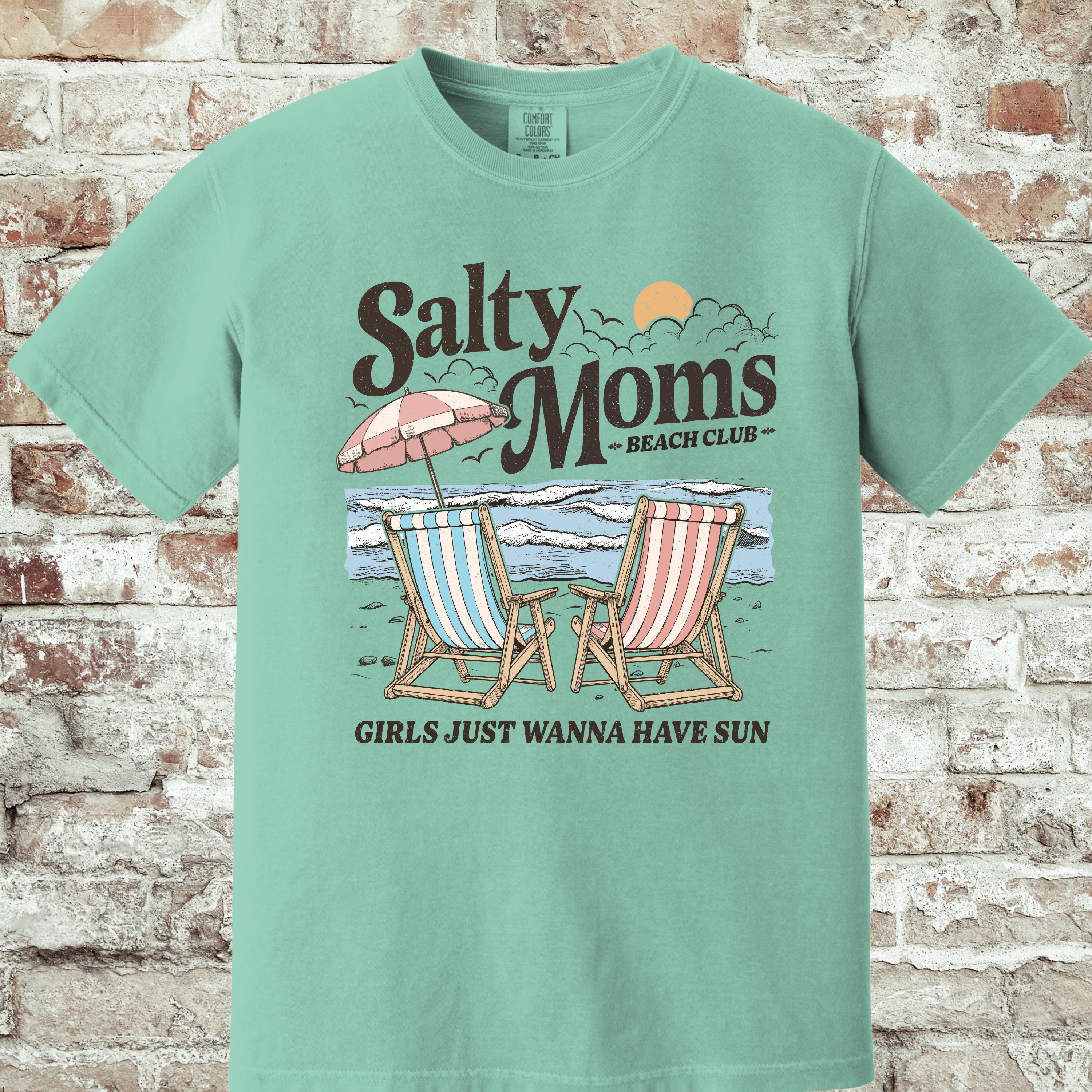 'SALTY MOM'S BEACH CLUB-GIRLS JUST WANNA HAVE SUN' - Unisex T-Shirt