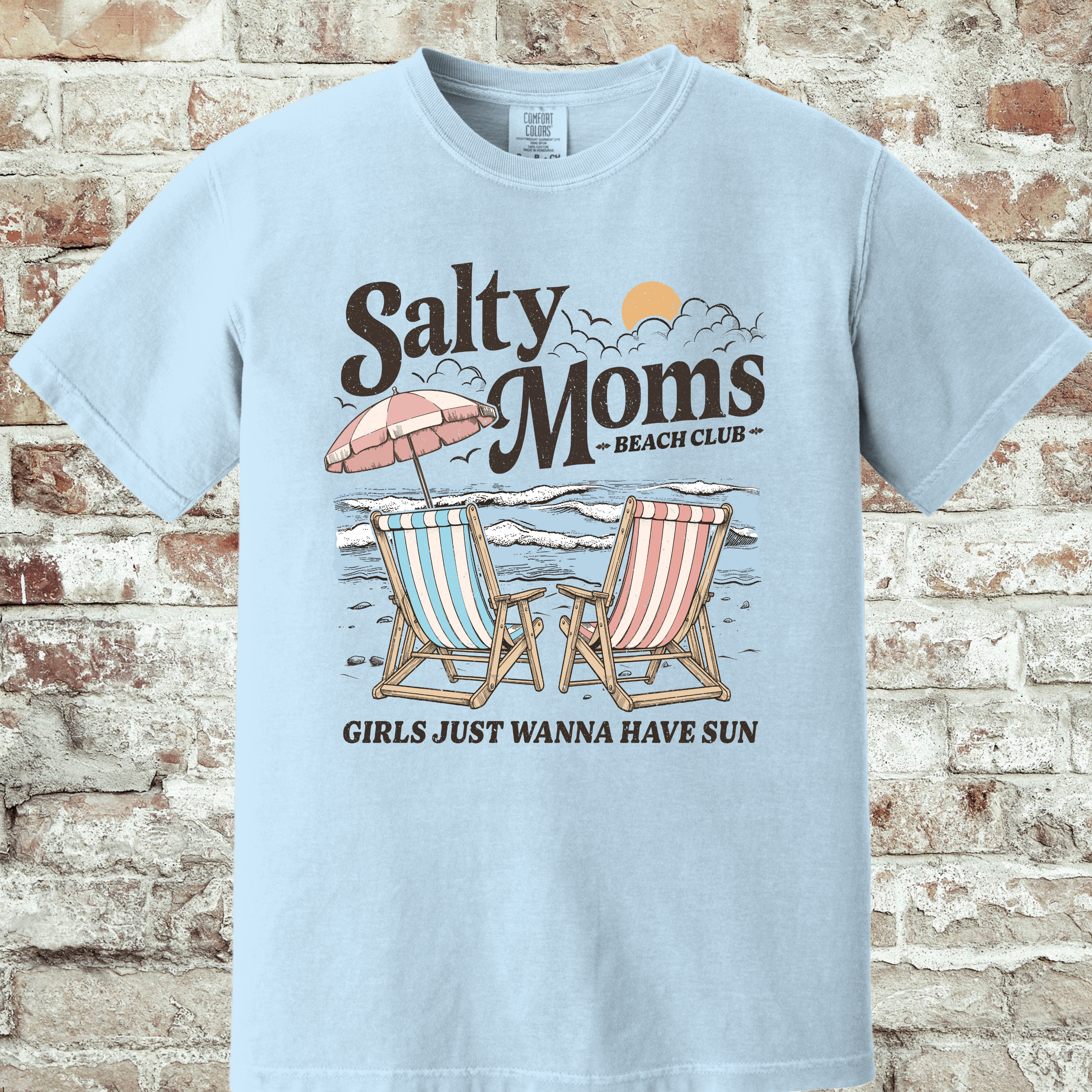 'SALTY MOM'S BEACH CLUB-GIRLS JUST WANNA HAVE SUN' - Unisex T-Shirt