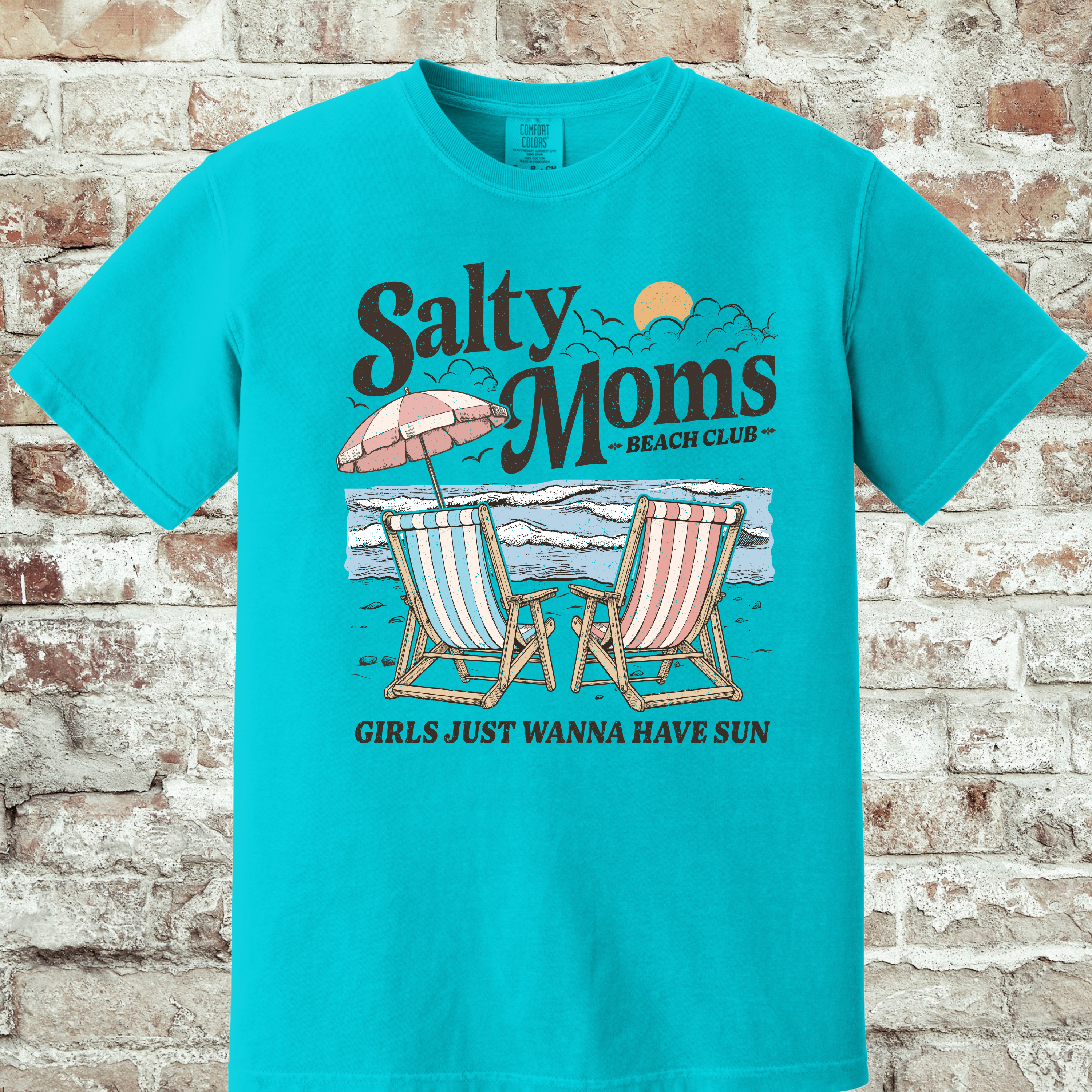 'SALTY MOM'S BEACH CLUB-GIRLS JUST WANNA HAVE SUN' - Unisex T-Shirt
