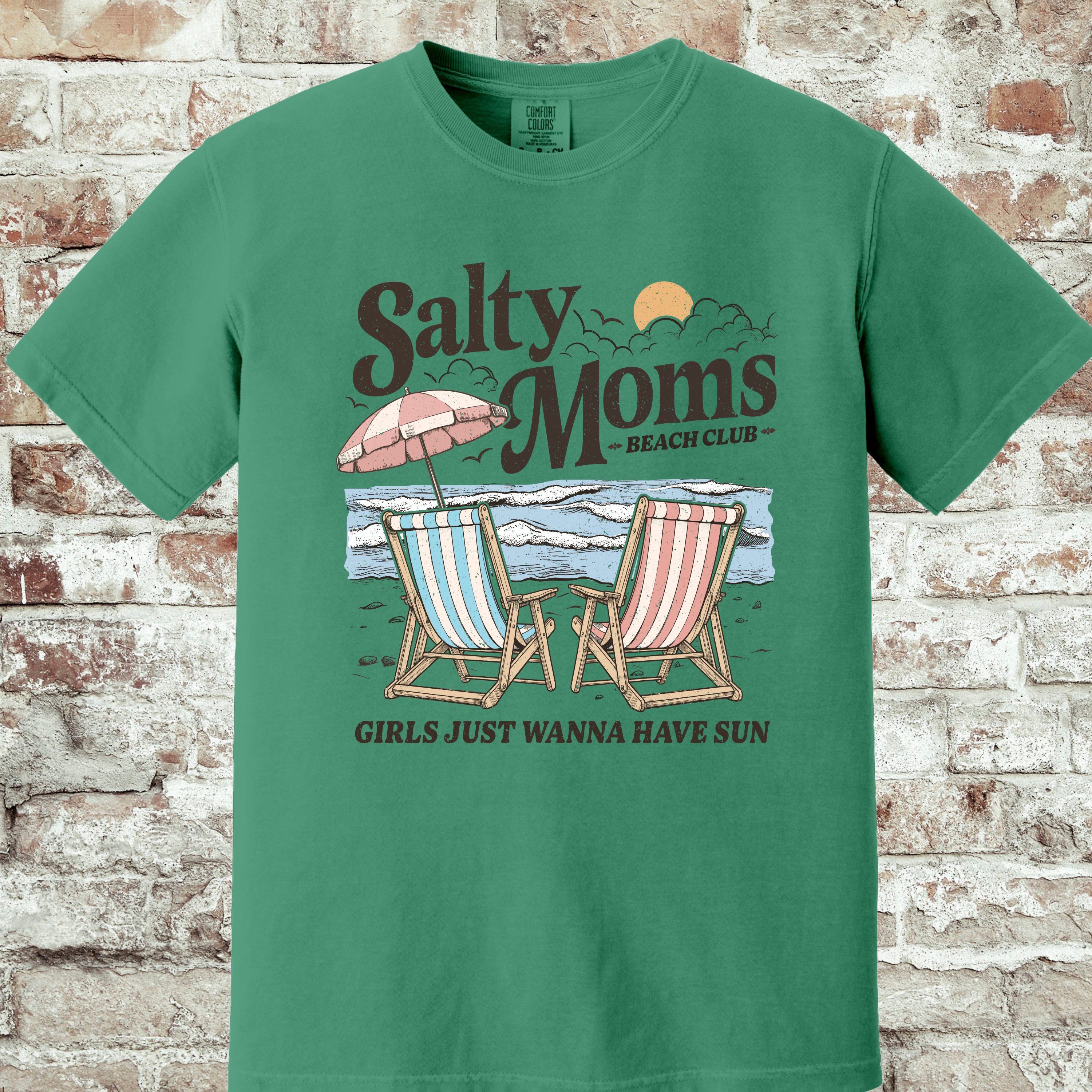 'SALTY MOM'S BEACH CLUB-GIRLS JUST WANNA HAVE SUN' - Unisex T-Shirt